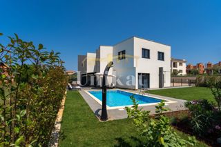 Moderna dvojna hiša s bazenom in pogledom na morje